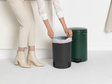 New Icon pedalbøtte 20 liter - Pine green - Brabantia