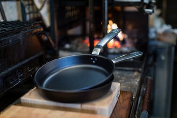 Kockums stekepanne i karbonstål med ergonomisk håndtak - ø24 cm - Kockums Jernverk