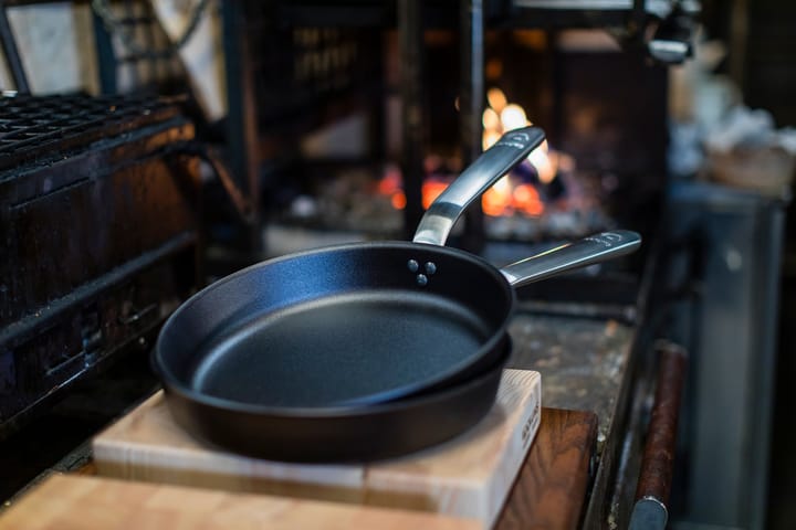 Kockums stekepanne i karbonstål med ergonomisk håndtak, Ø30 cm Kockums Jernverk