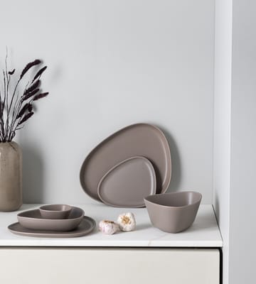 Curve Stoneware asjett 19x22 cm - Warm grey - LIND DNA