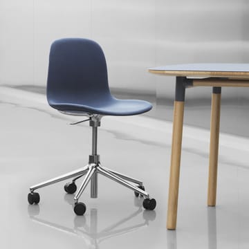 Form chair, dreibar stol, 5W kontorstol - grå, aluminium, hjul - Normann Copenhagen