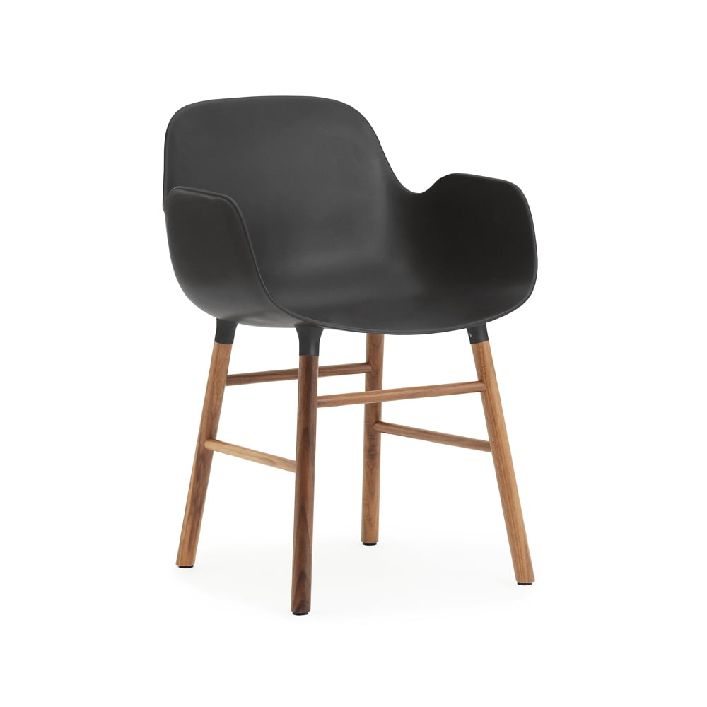 Normann Copenhagen Form karmstol black valnøttben