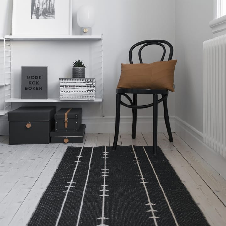 Fir gulvteppe nude-black, 70x150 cm Scandi Living