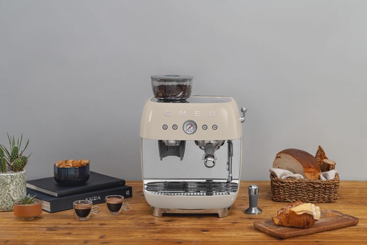 Smeg 50's Style espressomaskin med kaffekvern, Créme hvit Smeg