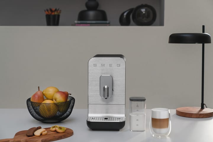 Smeg helautomatisk kaffemaskin med beholder, Svart Smeg