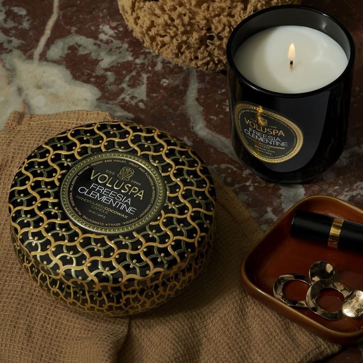 Classic Maison Noir duftlys 60 timer, Freesia Clementine Voluspa