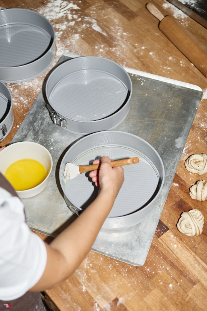 For å hindre at kaken setter seg fast i Nordwiks kakeform under stekeprosessen, pensler Lilian den med smør ved hjelp av en bakepensel.