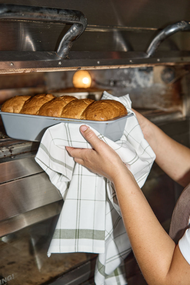 Her tar Lilian et ferdigstekt briochebrød ut av ovnen i en Nordwik brødform.