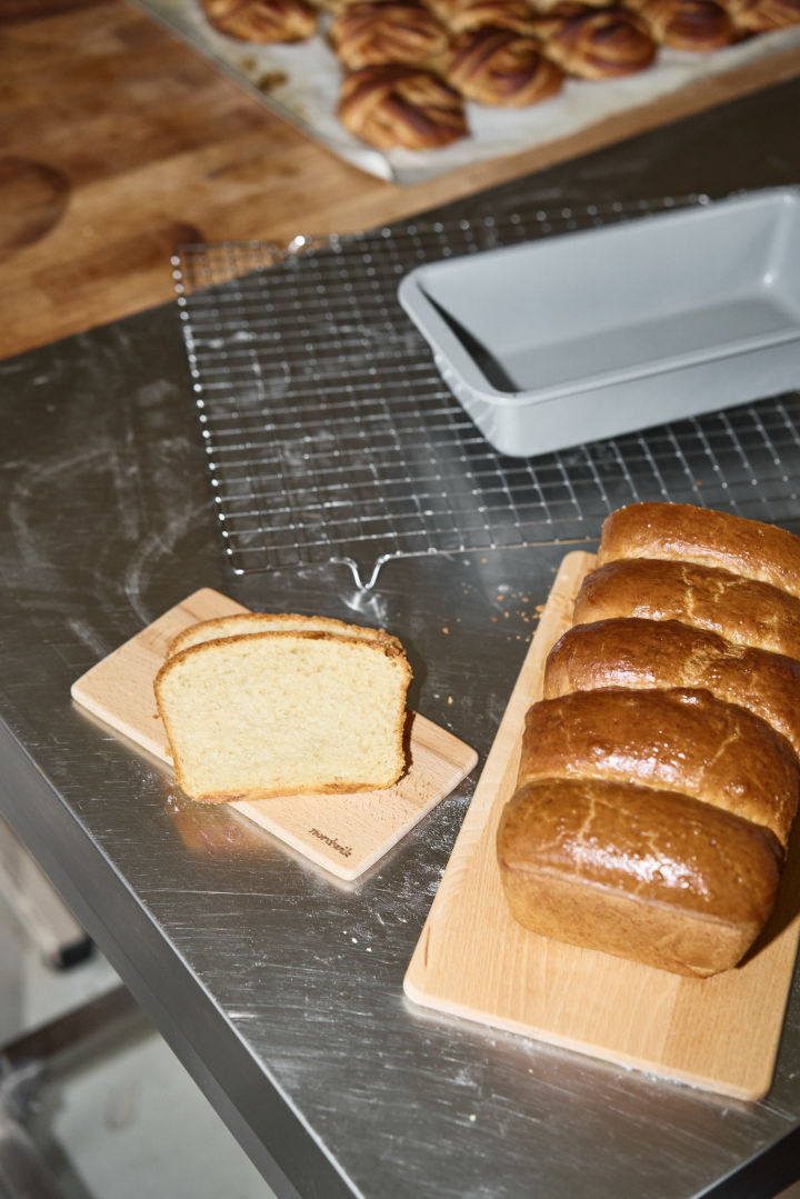 Her ser du et skåret gyllenbrunt briochebrød på en trefjøl fra Nordwik.